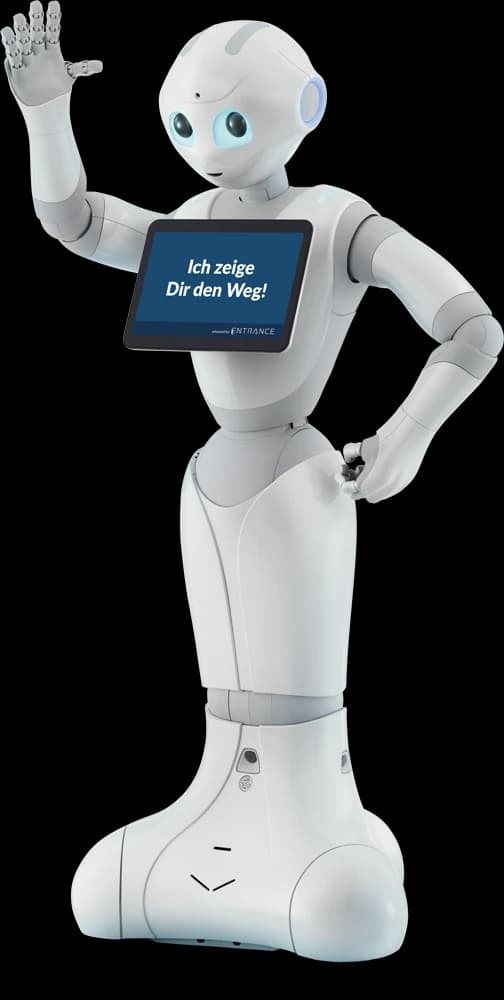 Pepper mit Tablet am Oberkörper.
