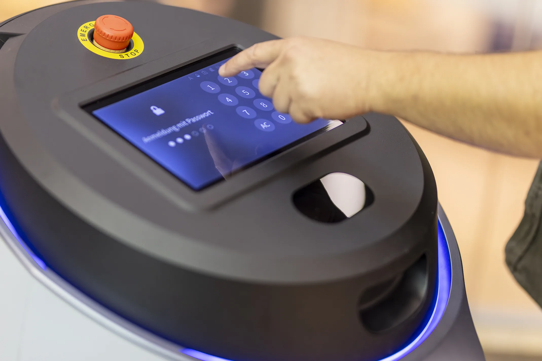 Eine Person bedient das Display des Scrubber 50.