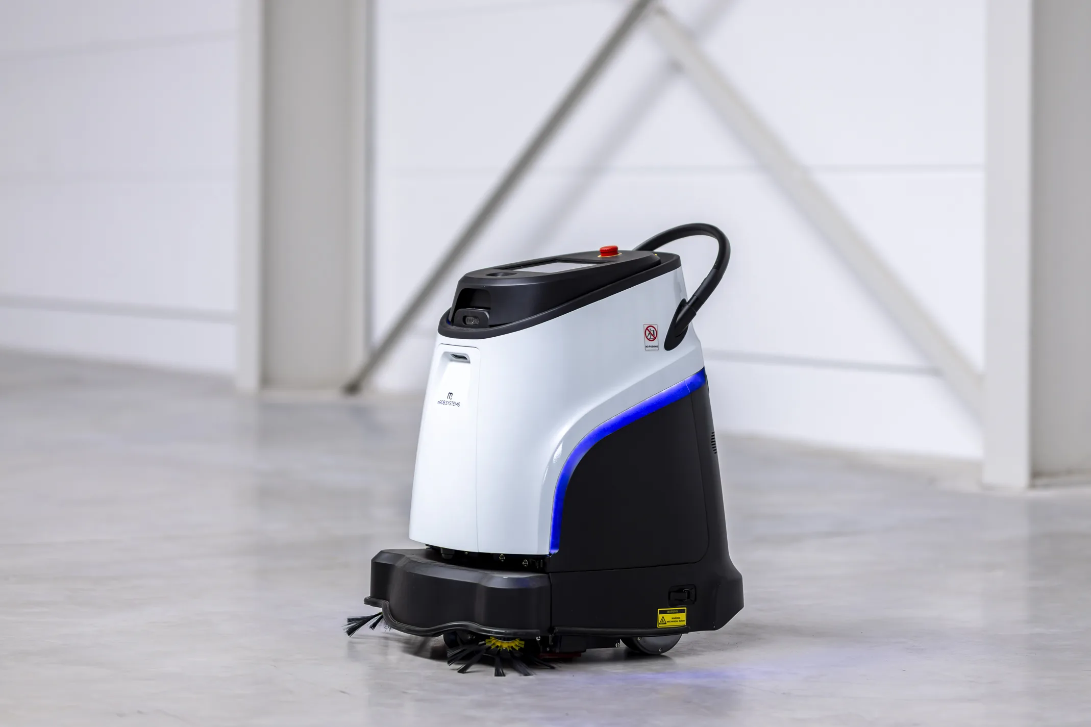 Vacuum 40 auf einer Bodenfläche in einem gewerblichen Innenraum.